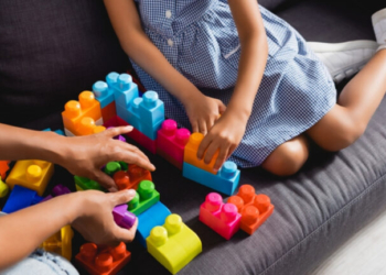 Ανοίγει η πλατφόρμα για τις νταντάδες της γειτονιάς - Ποιες οι προϋποθέσεις που πρέπει να έχει η νταντά και ποιες μητέρες δικαιούνται την ενίσχυση