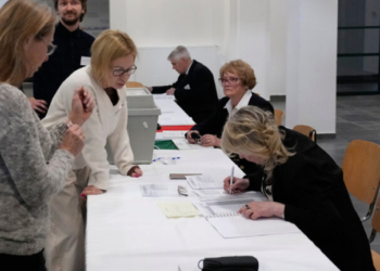 Άνοιξαν οι κάλπες στην Ουγγαρία - «Μάχη επιβίωσης» για τον Βίκτορ Όρμπαν