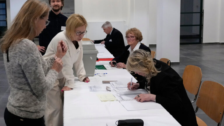 Άνοιξαν οι κάλπες στην Ουγγαρία - «Μάχη επιβίωσης» για τον Βίκτορ Όρμπαν