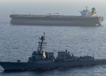 Αντιτορπιλικό των ΗΠΑ σταμάτησε ένα ακόμη τάνκερ να πλεύσει σε ιρανικό λιμάνι