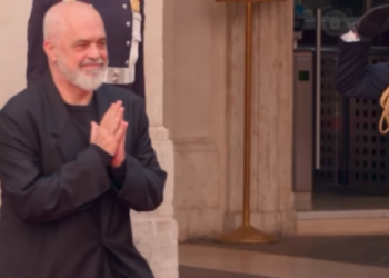 Αβροφροσύνη: Ο Έντι Ράμα (ξανα)γονάτισε στη Μελόνι, παρά τις αντιδράσεις - Δείτε βίντεο