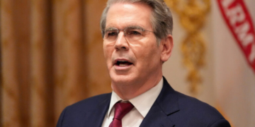 Μπέσεντ: Οι ΗΠΑ θα συνεχίσουν τον αποκλεισμό των ιρανικών λιμένων και τη «μέγιστη» οικονομική πίεση στο Ιράν