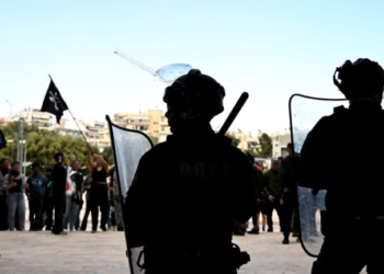 Χαϊδάρι: Μεγάλη ένταση με χημικά και κρότους λάμψης σε συγκέντρωση για τα Προσφυγικά - Δείτε βίντεο