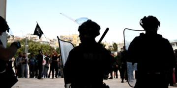 Χαϊδάρι: Μεγάλη ένταση με χημικά και κρότους λάμψης σε συγκέντρωση για τα Προσφυγικά - Δείτε βίντεο