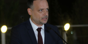 Χάρης Δούκας στον Guardian: «Η Αθήνα δεν μπορεί να λειτουργεί σαν τεράστιο ξενοδοχείο»