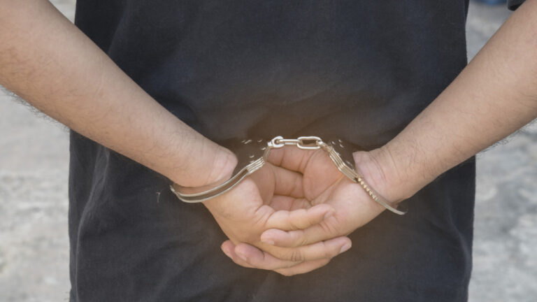 Χειροπέδες σε 58χρονο για παράνομους συναγερμούς και χρήση σήματος της ΕΛ.ΑΣ. στη Θεσσαλονίκη