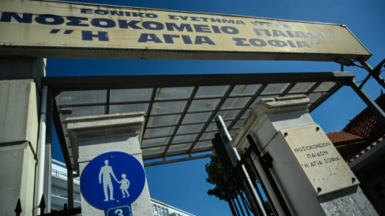 Χειρουργήθηκε ο 14χρονος που τραυματίστηκε από κροτίδα στο Μενίδι - Έσκασε στα χέρια του, λέει η μητέρα