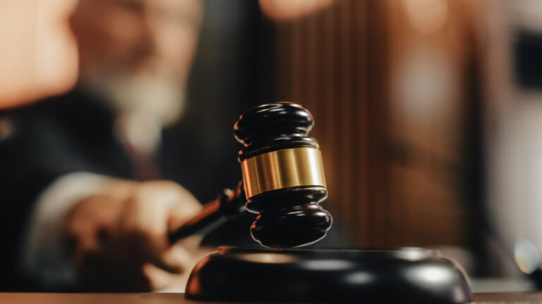 Δικαστής απορρίπτει διάταγμα Τραμπ για τη διακοπή της χρηματοδότησης της δημόσιας ραδιοφωνίας και τηλεόρασης