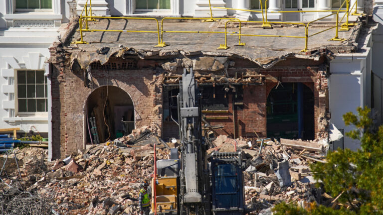 Δικαστής «παγώνει» προσωρινά την κατασκευή της αίθουσας χορού στο Λευκό Οίκο