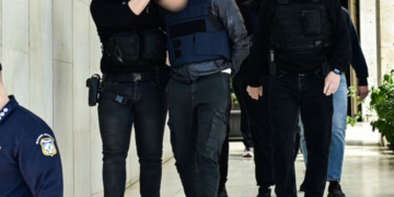 Δολοφονία στον Άγιο Δημήτριο: Στα δικαστήρια οι 3 συλληφθέντες που κατηγορούνται για υπόθαλψη εγκληματία