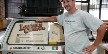  Δύο άνδρες κατέκτησαν την Αφρική με ένα τρίκυκλο