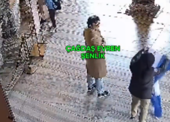 Δύο Έλληνες συνελήφθησαν στην Τουρκία: Ξεδίπλωσαν ελληνική σημαία μέσα στην Αγιά Σοφιά - Δείτε βίντεο