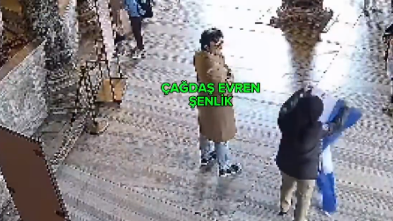 Δύο Έλληνες συνελήφθησαν στην Τουρκία: Ξεδίπλωσαν ελληνική σημαία μέσα στην Αγιά Σοφιά - Δείτε βίντεο
