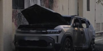 Εμπρηστική επίθεση στου Ζωγράφου: To αυτοκίνητο του καθηγητή του ΕΜΠ, Δημήτρη Καρώνη που κάηκε