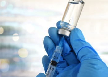 ΕΕ: Εγκρίθηκε το πρώτο συνδυαστικό εμβόλιο γρίπης και COVID-19 της Moderna