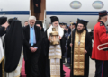 Έφτασε στην Αθήνα το Άγιο Φως - Με τιμές αρχηγού κράτους η υποδοχή στο «Ελ. Βενιζέλος»