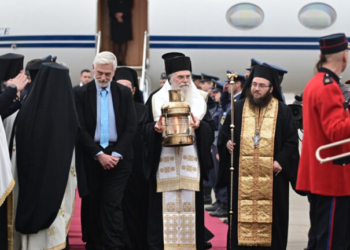 Έφτασε στην Αθήνα το Άγιο Φως - Με τιμές αρχηγού κράτους η υποδοχή στο «Ελ. Βενιζέλος»
