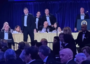 Εικόνες από τις στιγμές τρόμου: Ο Τραμπ φυγαδεύεται, η Μελάνια μπαίνει κάτω από το τραπέζι, οι πράκτορες σημαδεύουν