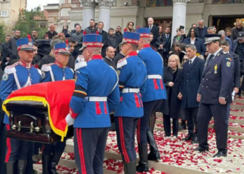 Εκατοντάδες κόσμου στην κηδεία του Μιρτσέα Λουτσέσκου - Βουβός πόνος για τον Ραζβάν