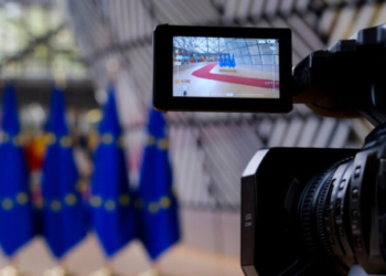 Έκθεση για την ανεξαρτησία των ΜΜΕ: Καταρρέει η εμπιστοσύνη του κοινού, αυξάνονται οι επιθέσεις σε δημοσιογράφους