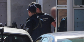 Ένοπλη επίθεση σε ΕΦΚΑ και Πρωτοδικείο: Στα δικαστήρια ο 89χρονος - Αρνείται ότι ήθελε να σκοτώσει