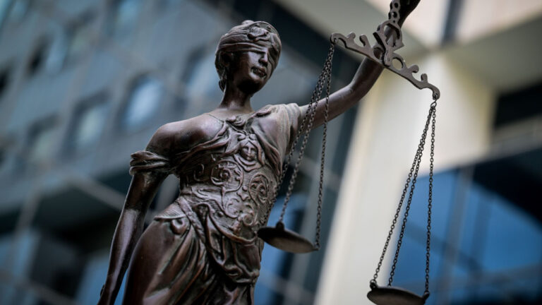 Ένωση Εισαγγελέων: Καταδικάζει την επίθεση στο σπίτι του Ισιδώρου Ντογιάκου