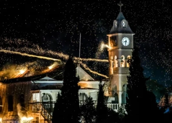 Εντυπωσιακές εικόνες και βίντεο από τον ρουκετοπόλεμο στη Χίο