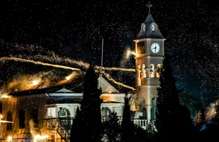 Εντυπωσιακές εικόνες και βίντεο από τον ρουκετοπόλεμο στη Χίο