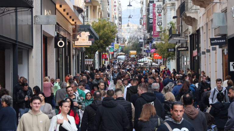 Εορταστικό ωράριο: Ανοιχτά σήμερα τα εμπορικά καταστήματα - Τι ισχύει με σούπερ μάρκετ