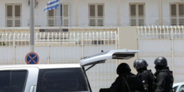 Επιχείρηση της ΕΛΑΣ στον Κορυδαλλό – Κατασχέθηκαν κινητά και ναρκωτικά