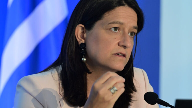 Επικοινωνία Κεραμέως με τον τραυματία εργαζόμενο του ΕΦΚΑ: «Έχει τη στήριξη και τις ευχές όλων μας»