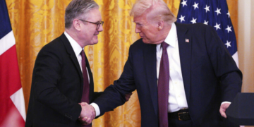 Επικοινωνία Στάρμερ-Τραμπ για το Ορμούζ: «Επείγουσα ανάγκη για αποκατάσταση της ναυσιπλοΐας»