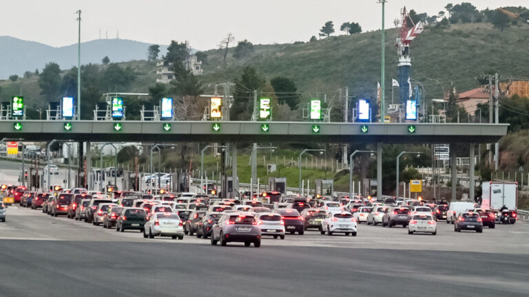 Επιστροφή εκδρομέων Πάσχα: Στο «κόκκινο» η κίνηση σε δρόμους, διόδια και λιμάνια