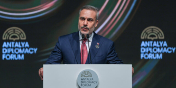 Φιντάν: Η Τουρκία θα μπορούσε να συμμετάσχει στην αποναρκοθέτηση του Ορμούζ