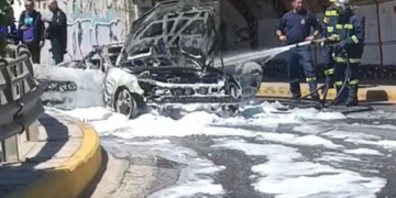 Φωτιά σε αυτοκίνητο στο Νέο Φάληρο: Κινητοποιήθηκε η Πυροσβεστική - Δείτε βίντεο