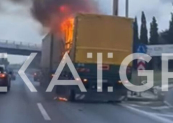 Φωτιά σε φορτηγό στη λεωφόρο Κηφισού – Καθυστερήσεις στο ύψος της Αχαρνών