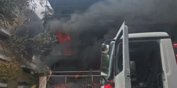 Φωτιά σε κατάστημα στο Ίλιον - Δεκάδες πυροσβέστες στο σημείο