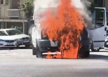 Φωτιά σε όχημα στη Γρηγορίου Λαμπράκη – Δείτε βίντεο