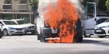 Φωτιά σε όχημα στη Γρηγορίου Λαμπράκη – Δείτε βίντεο