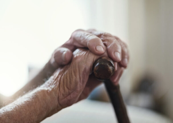 Φρίκη στο παράνομο γηροκομείο στους Αμπελόκηπους: Απείλησε να πετάξει ηλικιωμένη σε κάδο για 2.000 ευρώ