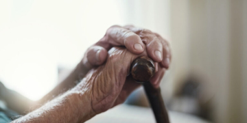 Φρίκη στο παράνομο γηροκομείο στους Αμπελόκηπους: Απείλησε να πετάξει ηλικιωμένη σε κάδο για 2.000 ευρώ