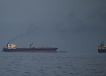 Φρουροί της Επανάστασης: Στο στόχαστρο όσα πλοία επιχειρήσουν να περάσουν το Ορμούζ