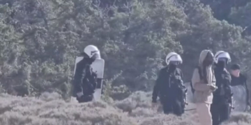 Γαύδος: Με διμοιρίες ΜΑΤ η επιχείρηση κατεδάφισης ξύλινων κατασκευών- Δείτε βίντεο