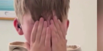 Γεννήθηκε με απώλεια ακοής: Η συγκλονιστική στιγμή που ο 12χρονος Ryder ακούει για πρώτη φορά και ξεσπά σε κλάματα