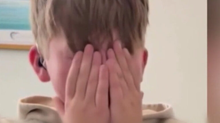 Γεννήθηκε με απώλεια ακοής: Η συγκλονιστική στιγμή που ο 12χρονος Ryder ακούει για πρώτη φορά και ξεσπά σε κλάματα