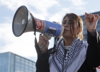 Για διαδικτυακή επιδοκιμασία της τρομοκρατίας κατηγορείται ευρωβουλευτής στη Γαλλία