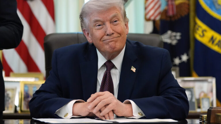 Για «παραλήρημα» του Τραμπ, μιλούν οι Δημοκρατικοί - Αντισταθείτε στην τρέλα του, λέει πρώην σύμμαχός του