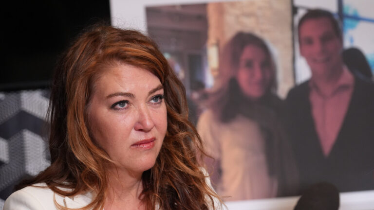 Γυναίκα από την Καλιφόρνια καταγγέλλει ότι το 2018 έπεσε θύμα βιασμού από τον Έρικ Σουόλγουελ