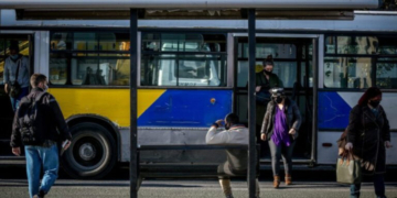 Hλικιωμένη ξέχασε 30.000 ευρώ, χρυσές λίρες και κοσμήματα σε λεωφορείο της Αττικής