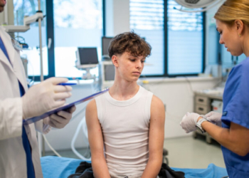 HPV: Το εμβόλιο μειώνει έως και στο μισό τον κίνδυνο καρκίνου στους άνδρες